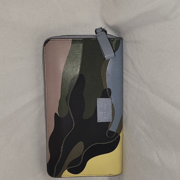 SOLD. Valentino garavani long zipper wallet - Picture 3 of 9